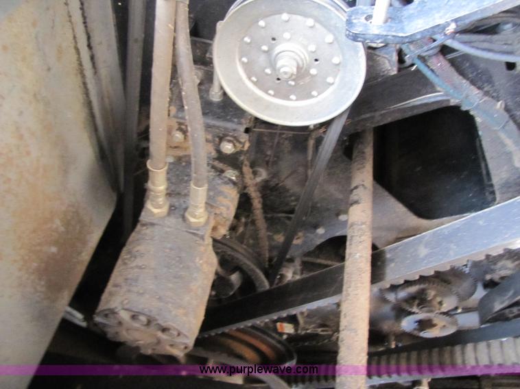 image for item 3575 1999 Gleaner R72 combine