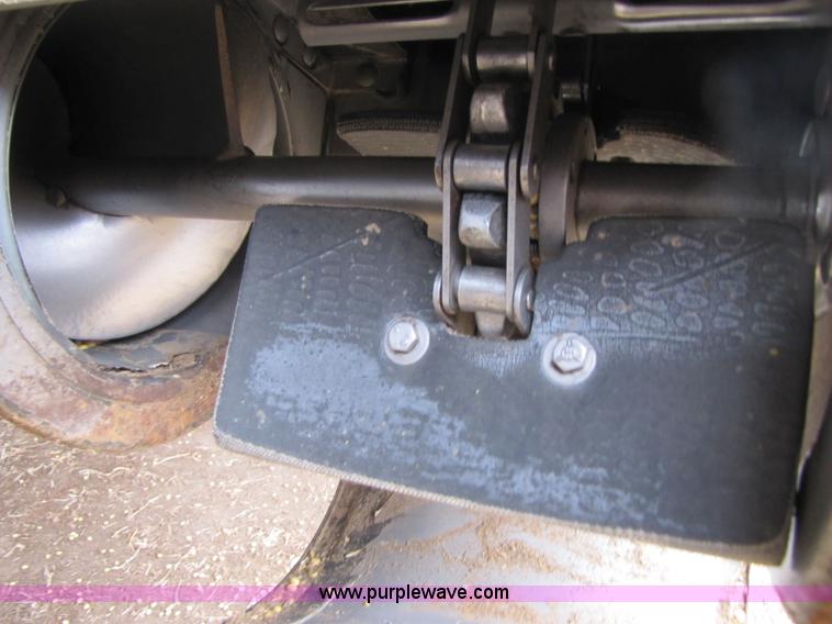 image for item 3575 1999 Gleaner R72 combine