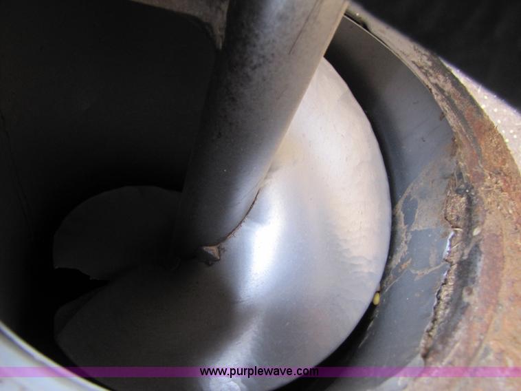 image for item 3575 1999 Gleaner R72 combine