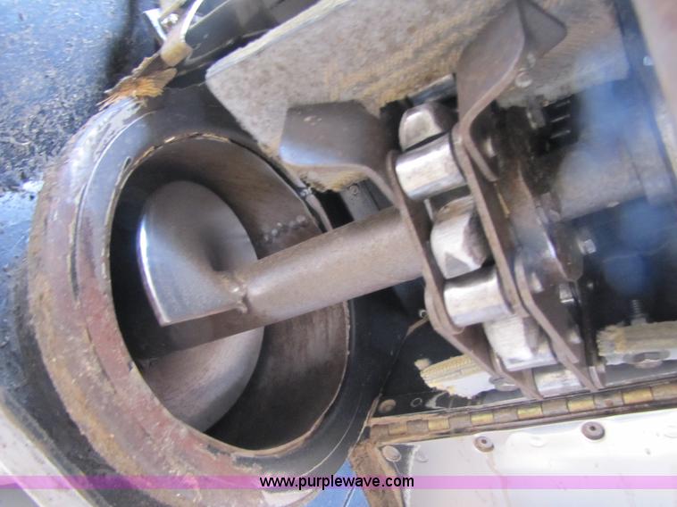 image for item 3575 1999 Gleaner R72 combine