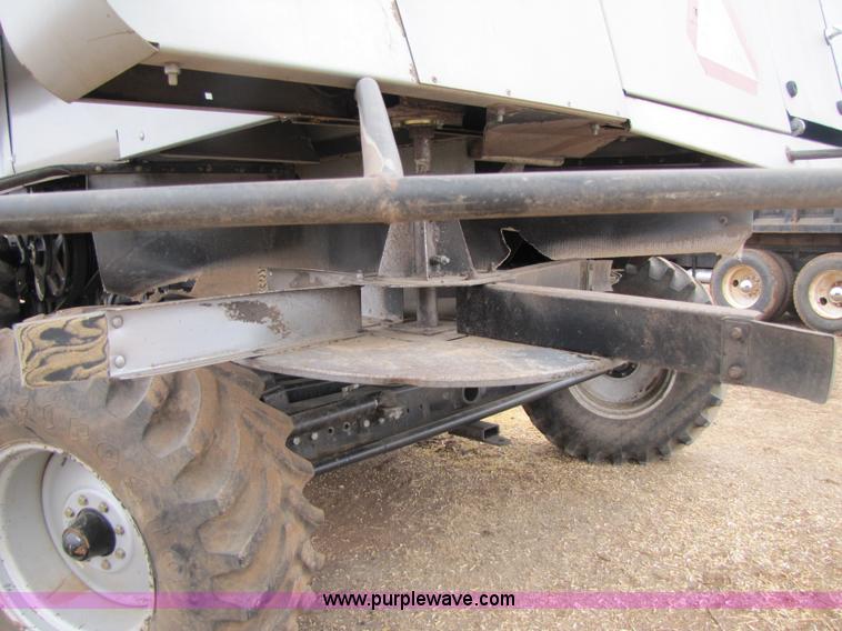 image for item 3575 1999 Gleaner R72 combine