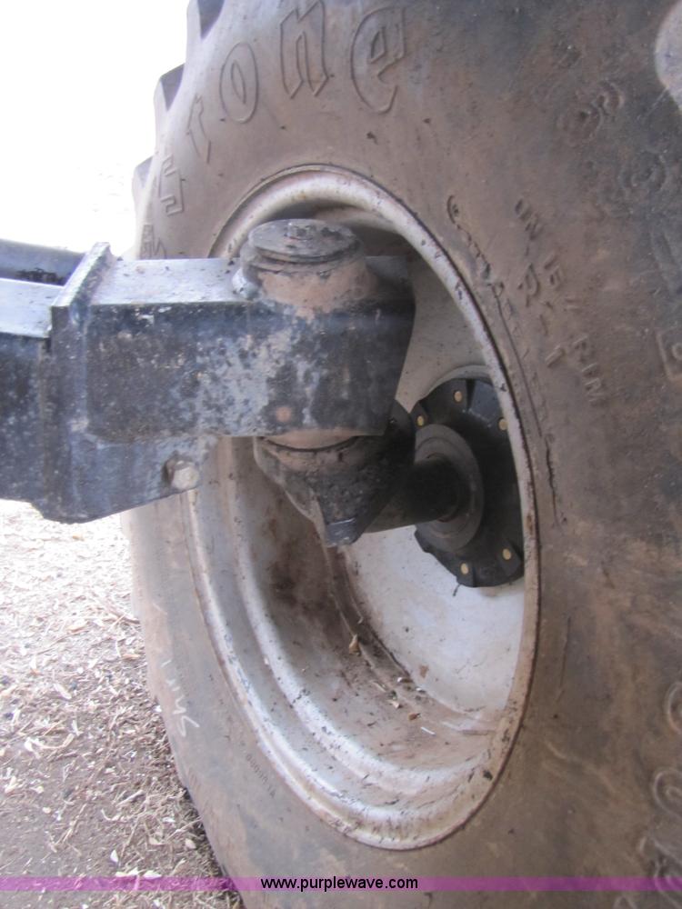 image for item 3575 1999 Gleaner R72 combine