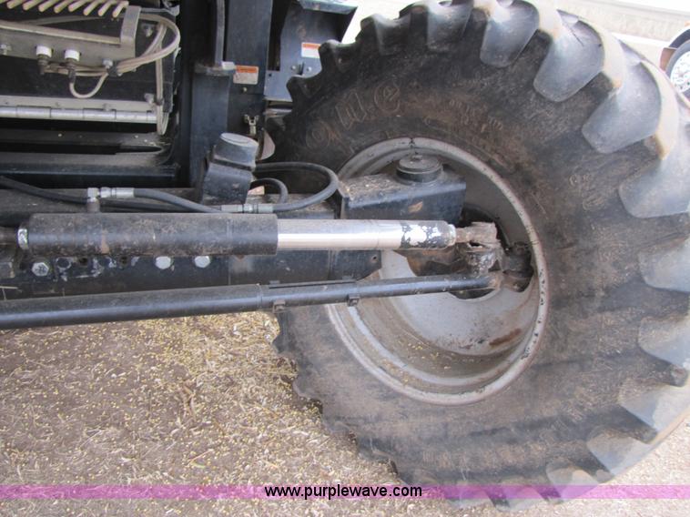 image for item 3575 1999 Gleaner R72 combine