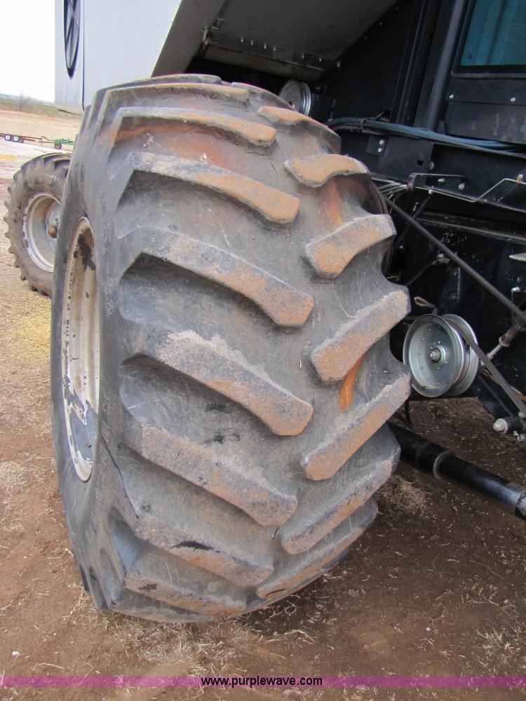 image for item 3575 1999 Gleaner R72 combine