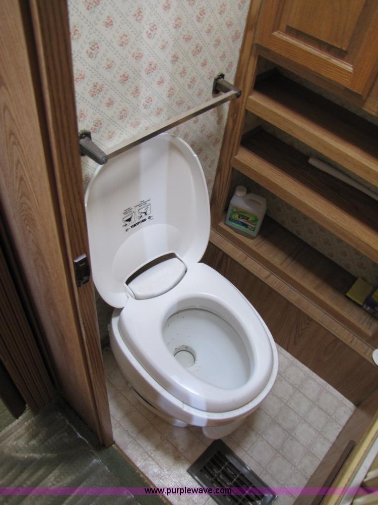 image for item 3561 1989 Jayco 29' travel trailer