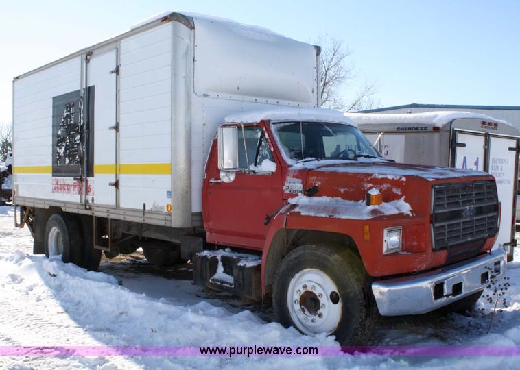 image for item 5005 1992 Ford F-800F box truck