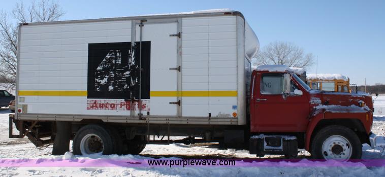 image for item 5005 1992 Ford F-800F box truck