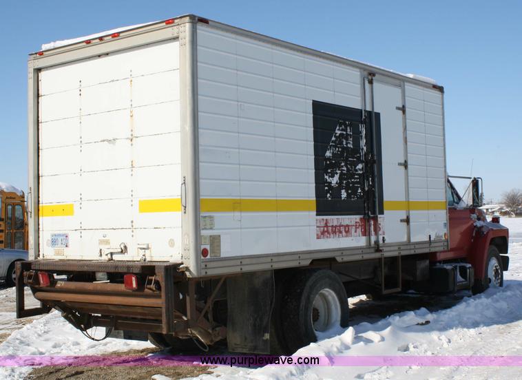 image for item 5005 1992 Ford F-800F box truck