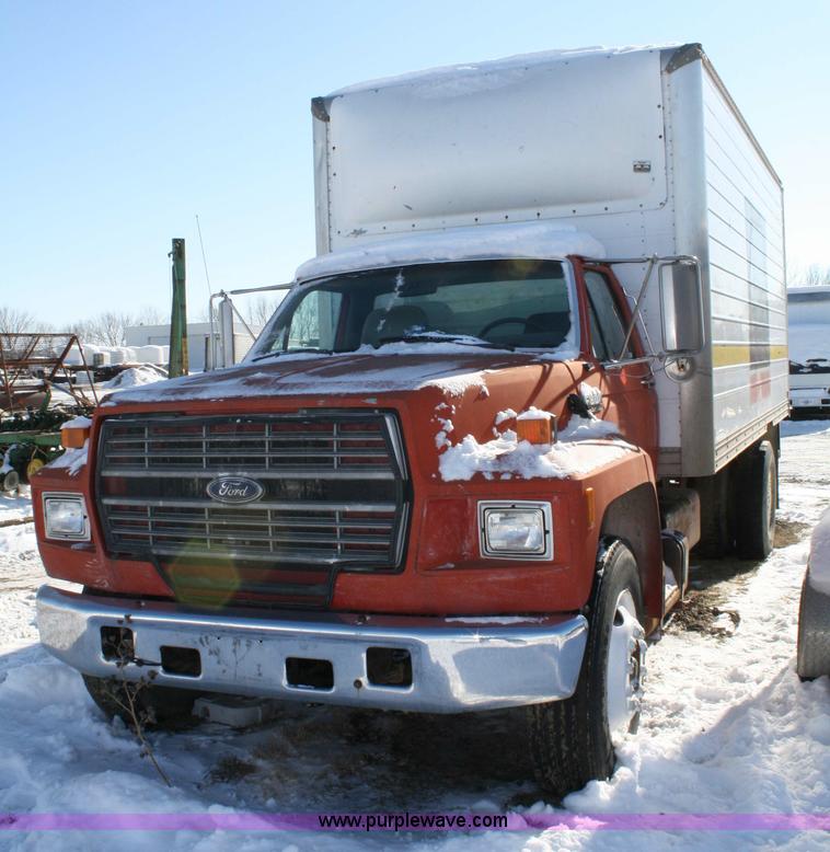 image for item 5005 1992 Ford F-800F box truck