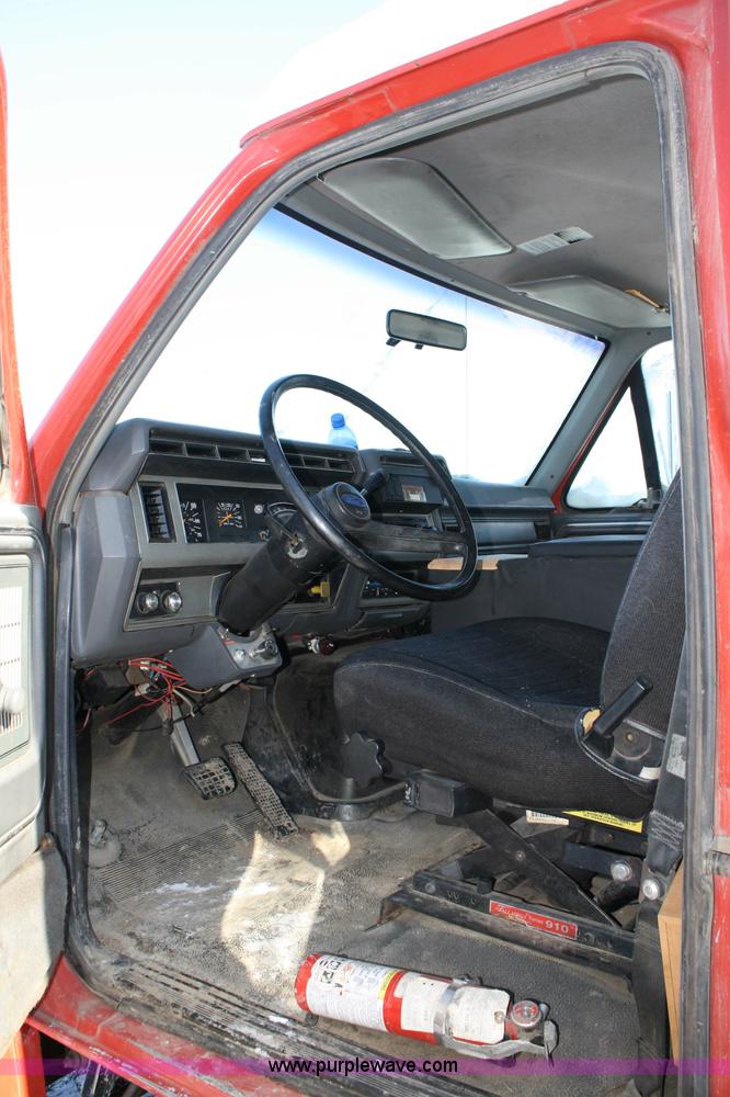 image for item 5005 1992 Ford F-800F box truck