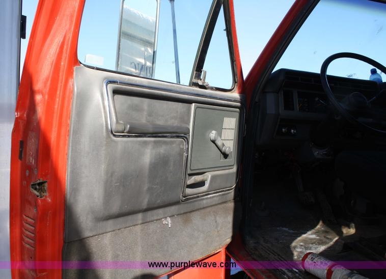 image for item 5005 1992 Ford F-800F box truck