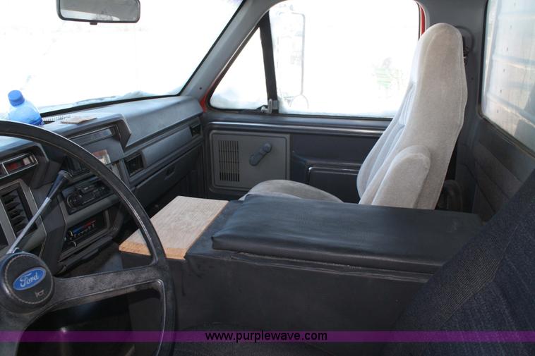 image for item 5005 1992 Ford F-800F box truck