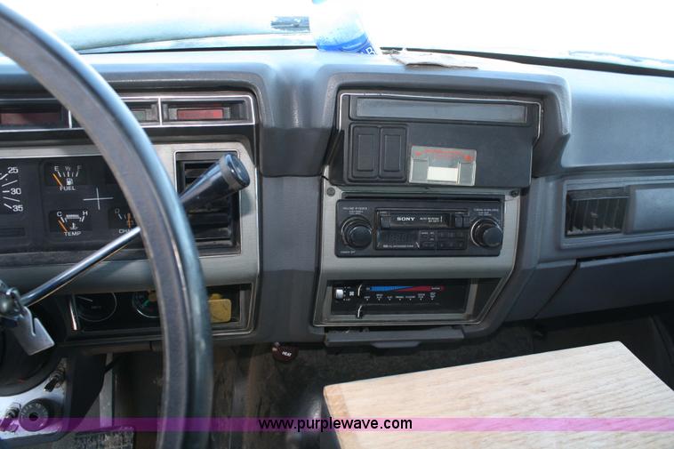 image for item 5005 1992 Ford F-800F box truck