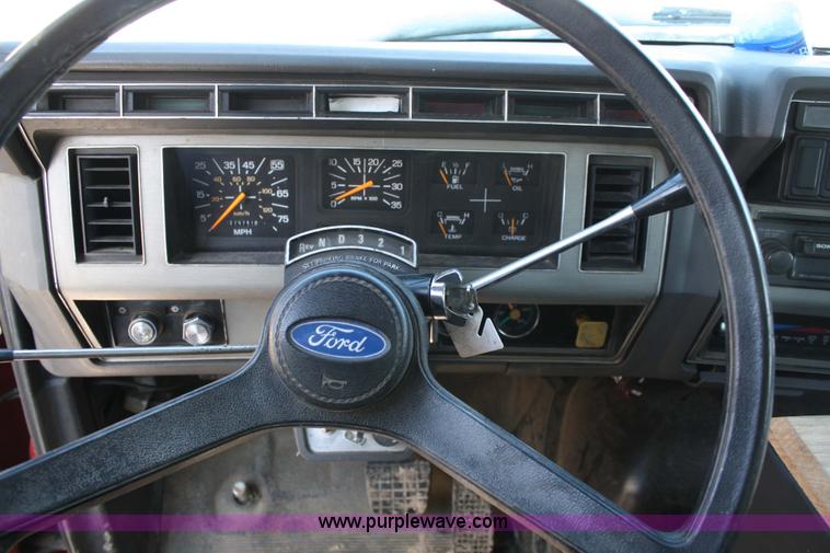 image for item 5005 1992 Ford F-800F box truck