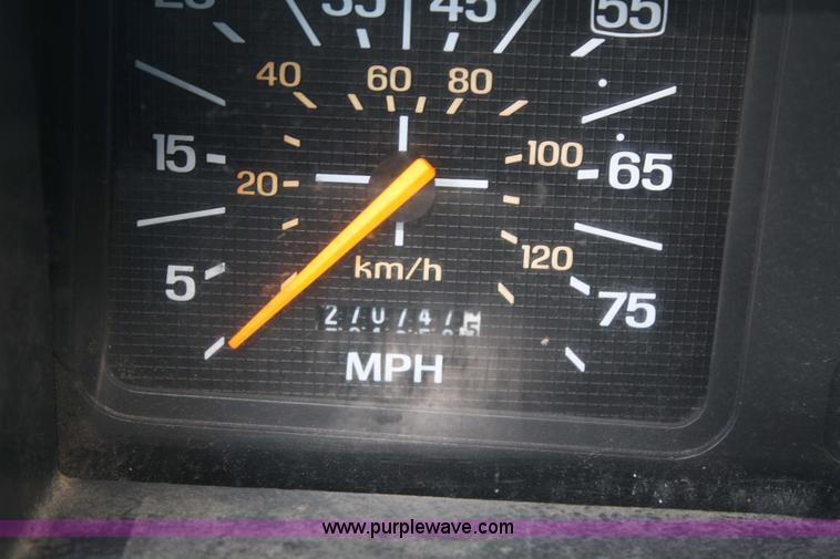 image for item 5005 1992 Ford F-800F box truck