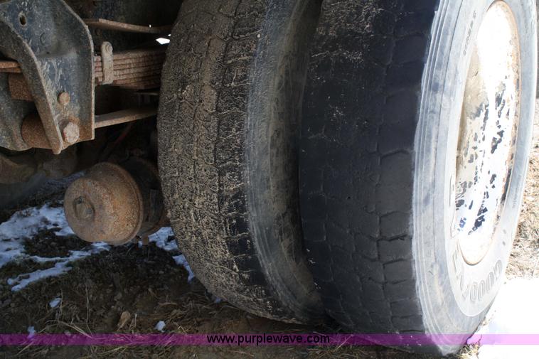 image for item 5005 1992 Ford F-800F box truck