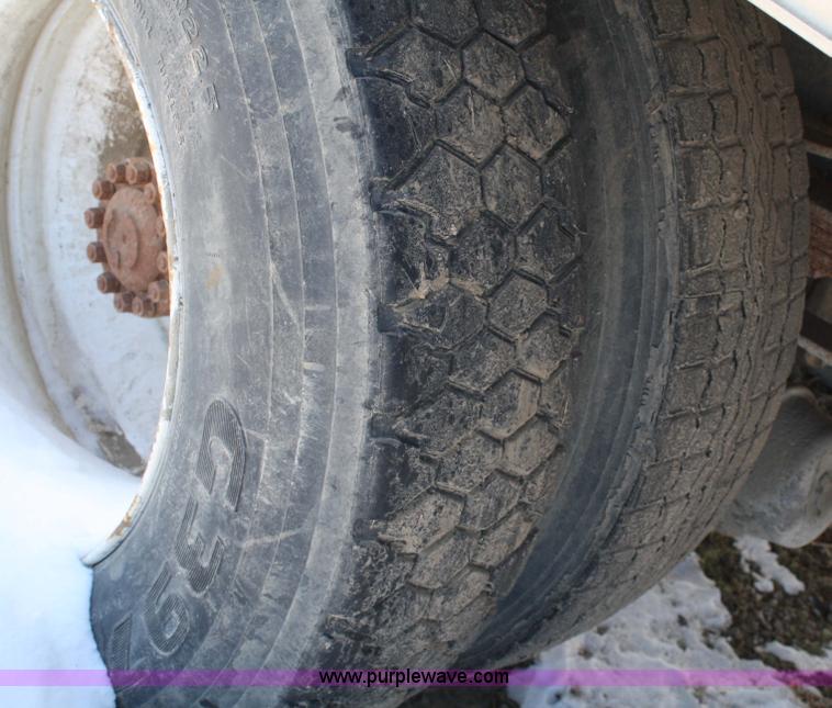 image for item 5005 1992 Ford F-800F box truck