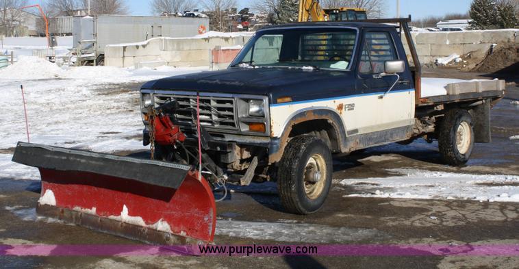 image for item 5027 1986 Ford F-250 XL pickup truck