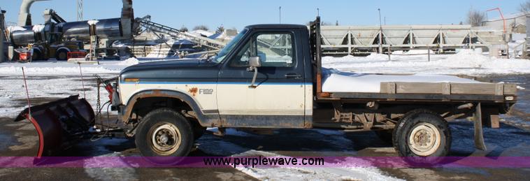 image for item 5027 1986 Ford F-250 XL pickup truck
