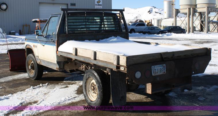 image for item 5027 1986 Ford F-250 XL pickup truck