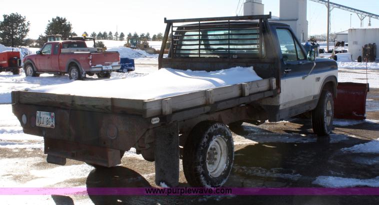 image for item 5027 1986 Ford F-250 XL pickup truck