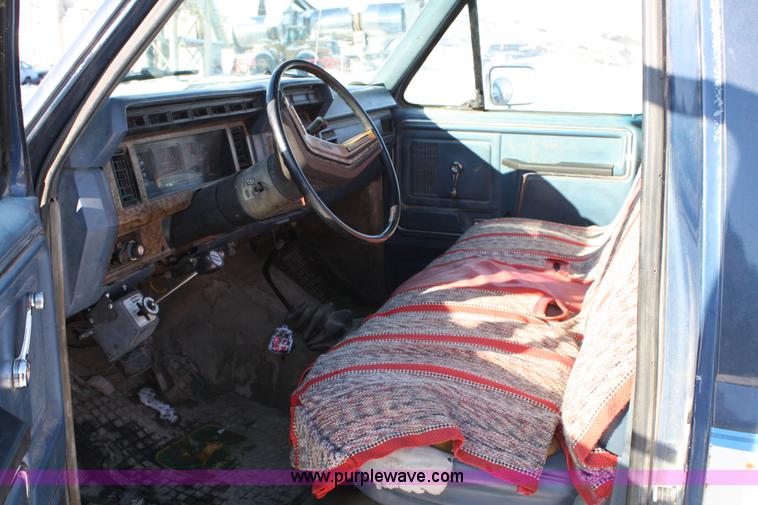 image for item 5027 1986 Ford F-250 XL pickup truck