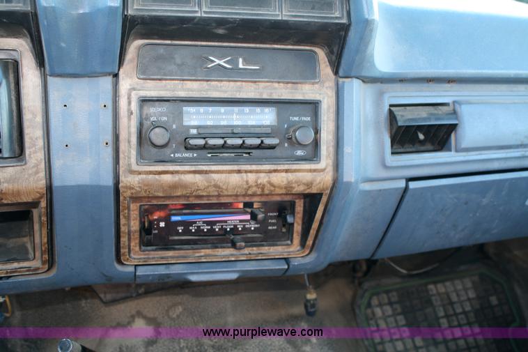 image for item 5027 1986 Ford F-250 XL pickup truck