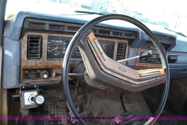 image for item 5027 1986 Ford F-250 XL pickup truck