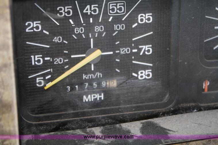 image for item 5027 1986 Ford F-250 XL pickup truck