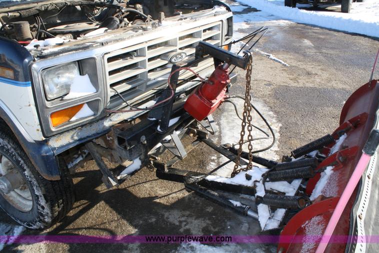 image for item 5027 1986 Ford F-250 XL pickup truck