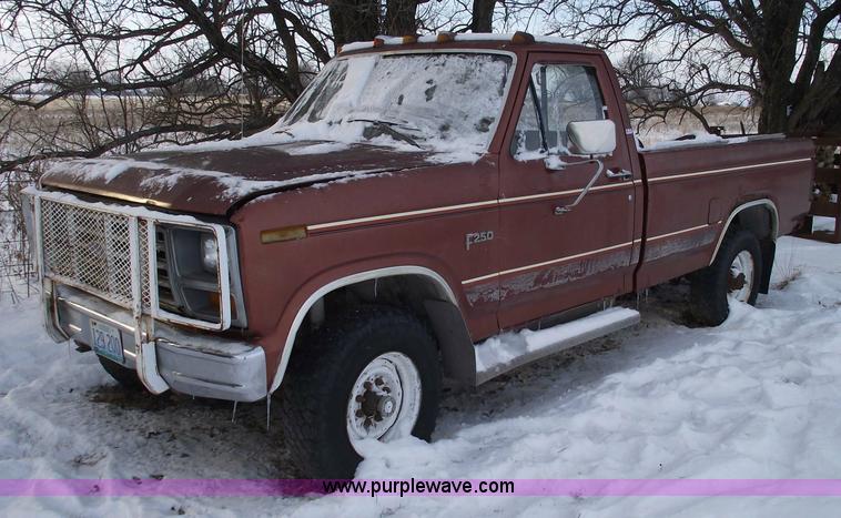 image for item 5526 1982 Ford F-250 pickup truck