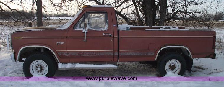 image for item 5526 1982 Ford F-250 pickup truck