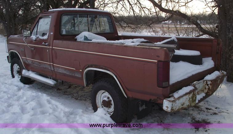 image for item 5526 1982 Ford F-250 pickup truck
