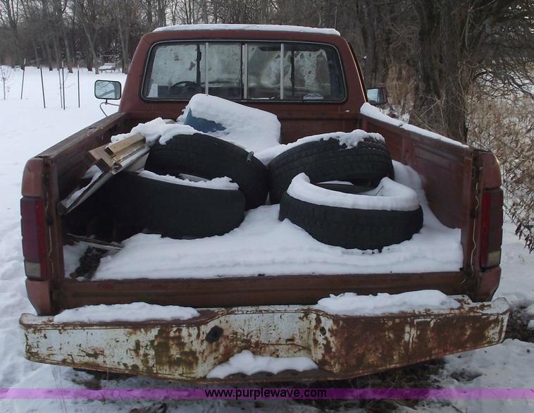 image for item 5526 1982 Ford F-250 pickup truck