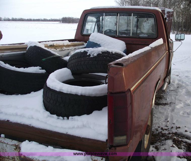 image for item 5526 1982 Ford F-250 pickup truck