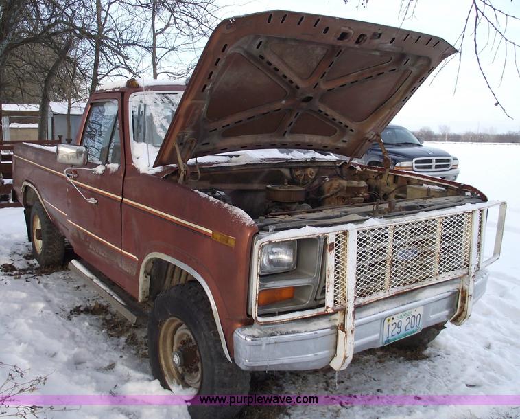 image for item 5526 1982 Ford F-250 pickup truck