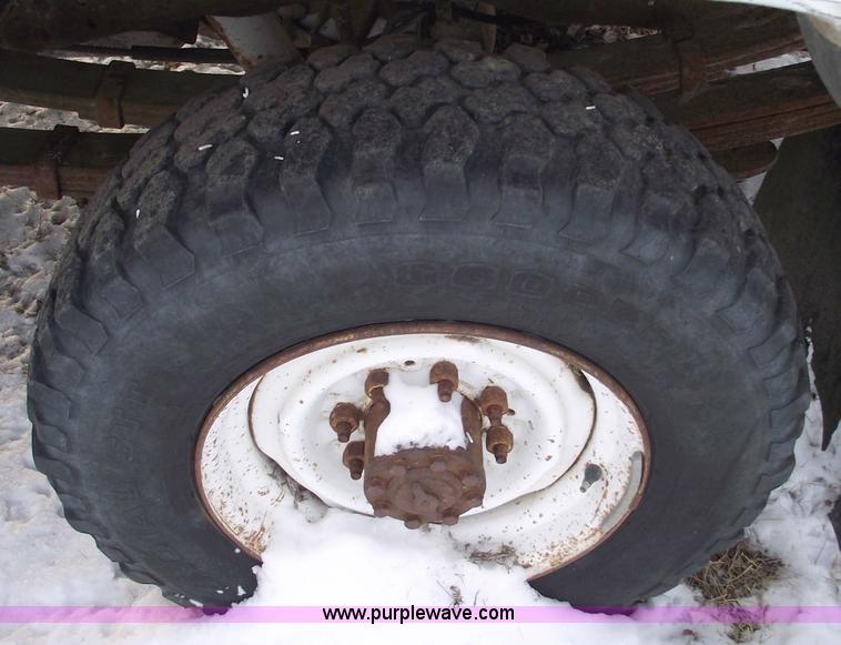 image for item 5526 1982 Ford F-250 pickup truck