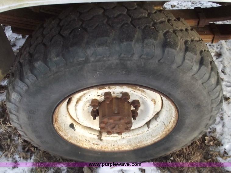 image for item 5526 1982 Ford F-250 pickup truck