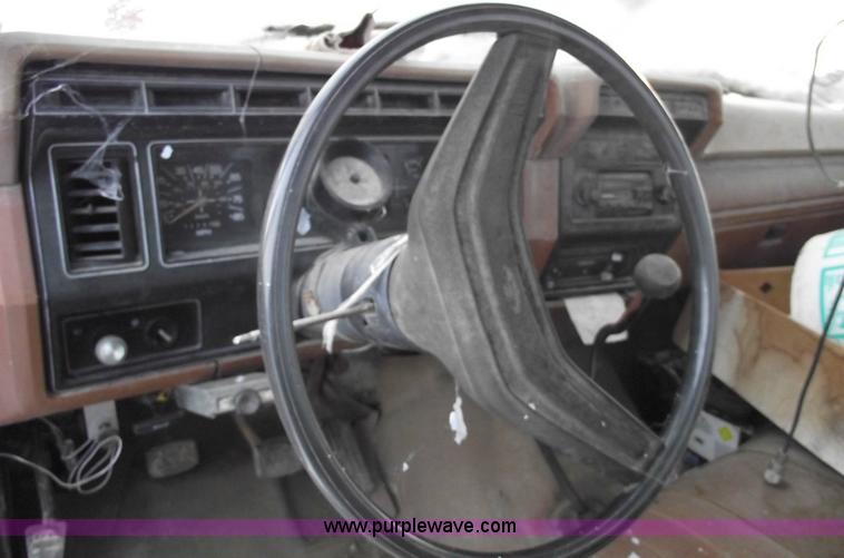 image for item 5526 1982 Ford F-250 pickup truck