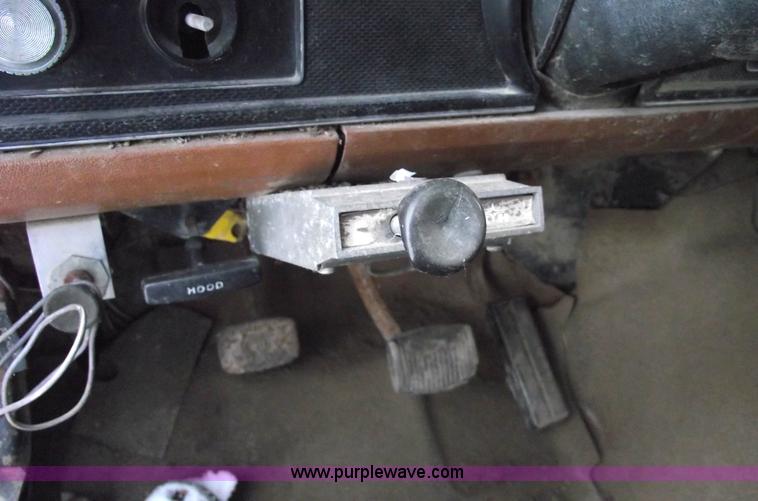 image for item 5526 1982 Ford F-250 pickup truck