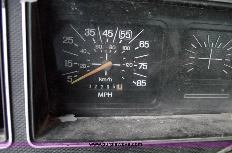 image for item 5526 1982 Ford F-250 pickup truck