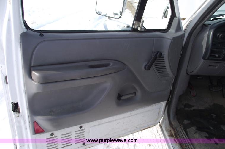 image for item 5535 1996 Ford F150 XL pickup truck