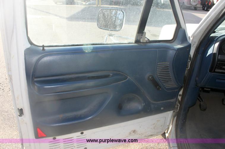 image for item 6273 1995 Ford F350 XL pickup truck