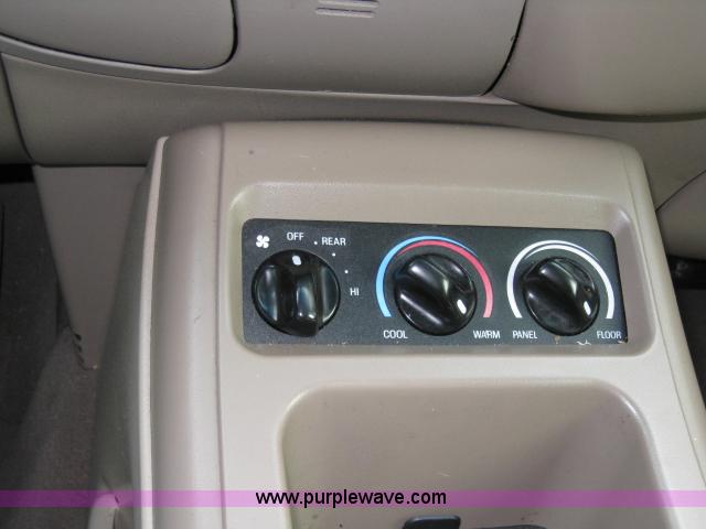 image for item 8114 2000 Ford Expedition Eddie Bauer SUV