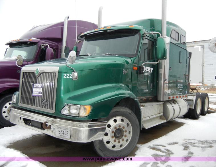 image for item 2422 2000 International 9400i Eagle semi truck