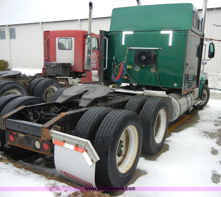 image for item 2422 2000 International 9400i Eagle semi truck