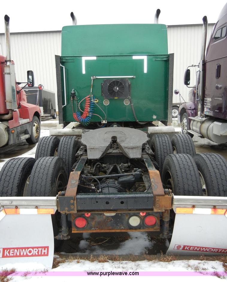 image for item 2422 2000 International 9400i Eagle semi truck