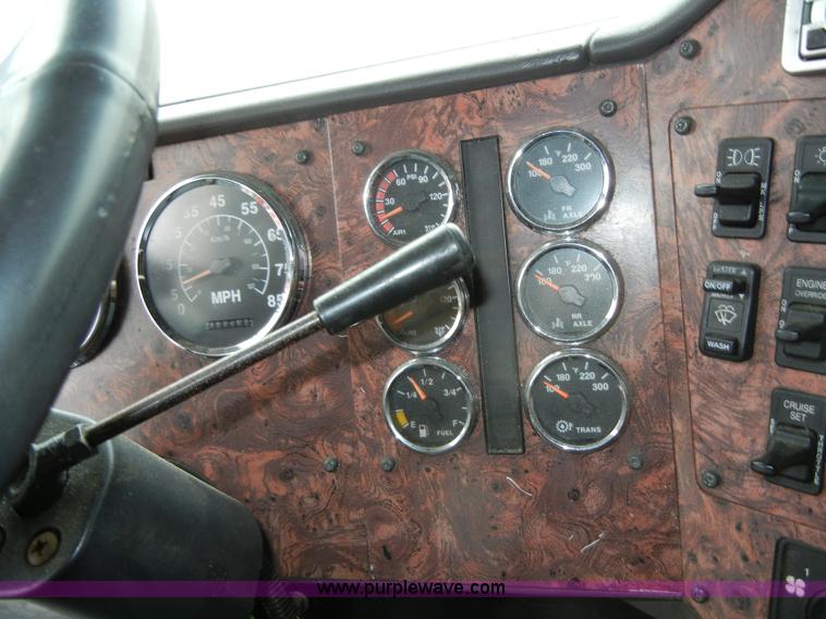 image for item 2422 2000 International 9400i Eagle semi truck