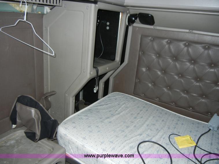 image for item 2422 2000 International 9400i Eagle semi truck