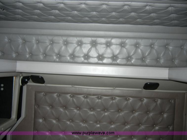 image for item 2422 2000 International 9400i Eagle semi truck